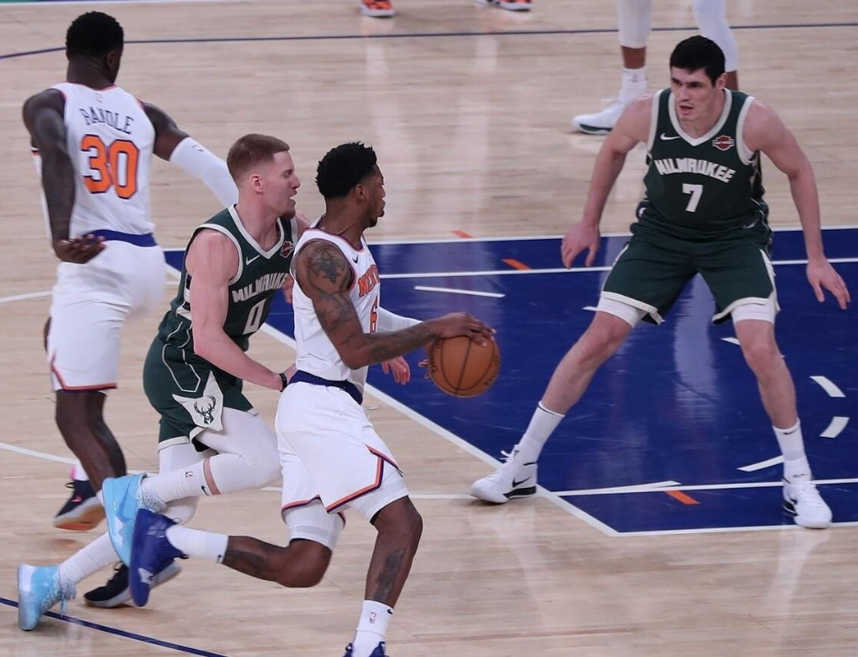 火花四溅！密尔沃基雄鹿vs纽约尼克斯