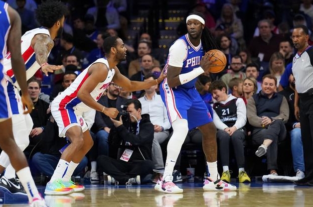 底特律活塞 vs. 费城76人：NBA常规赛中的激烈对决