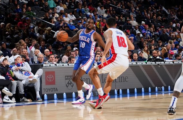 底特律活塞 vs. 费城76人：NBA常规赛中的激烈对决