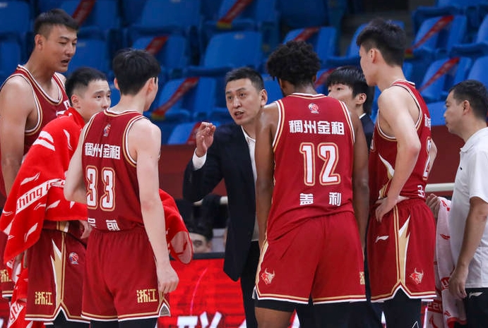 双雄争锋: 浙江激战浙江，广厦与稠州角逐CBA鏖战