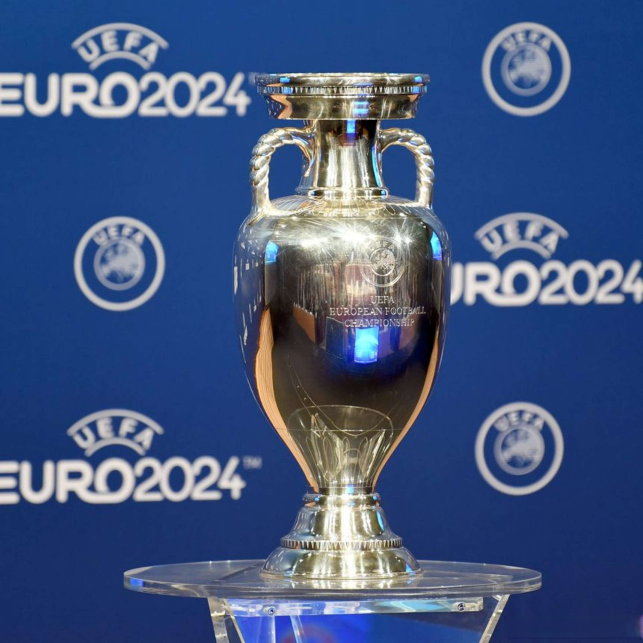 据报道：24位欧洲杯参赛队伍主帅齐聚开会，探讨是否扩大名单