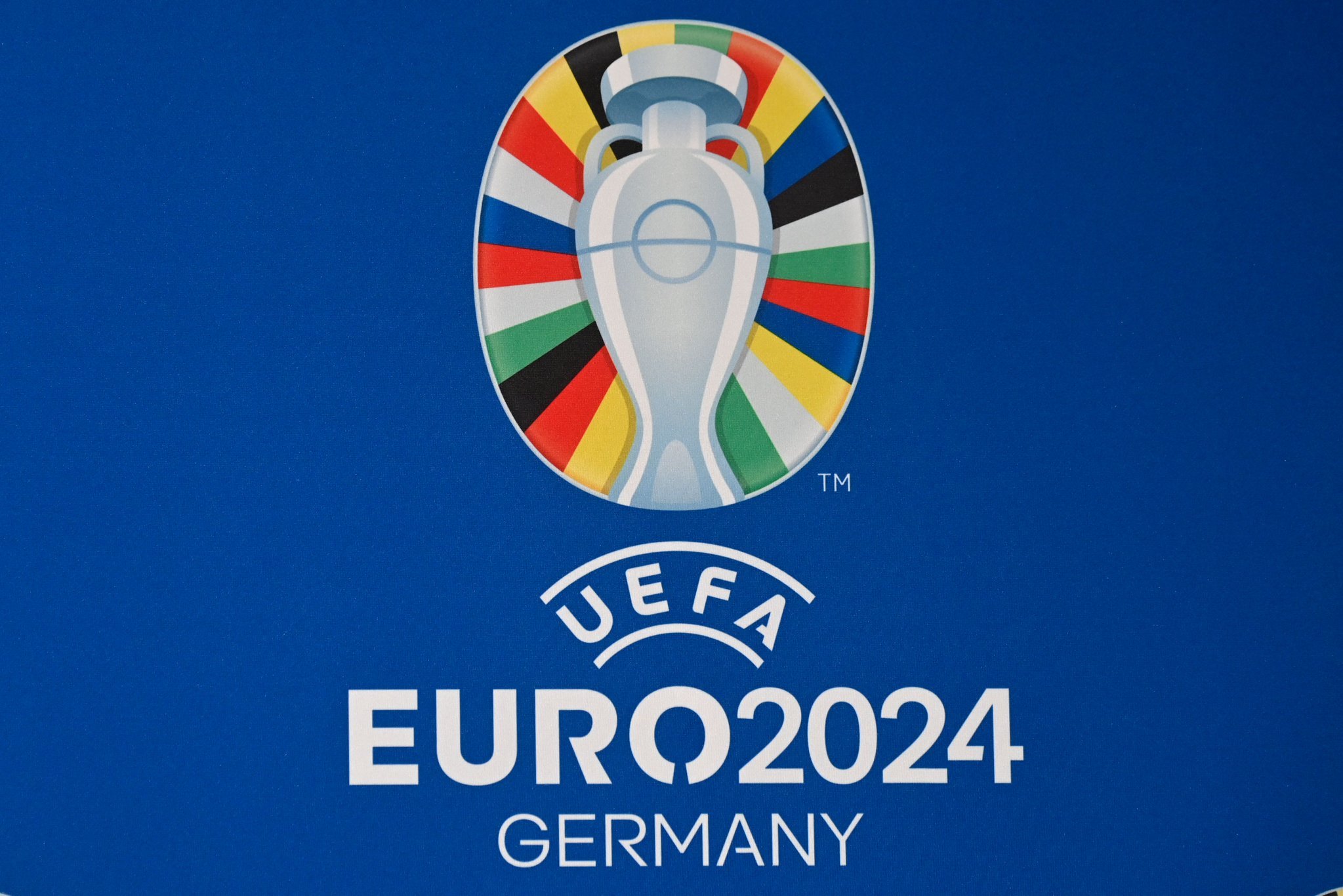 据报道：24位欧洲杯参赛队伍主帅齐聚开会，探讨是否扩大名单