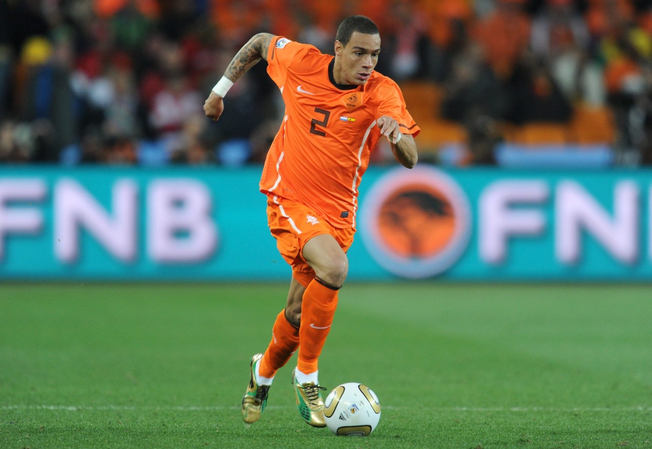 2012年欧洲杯上的范德维尔：荷兰后防的稳固基石