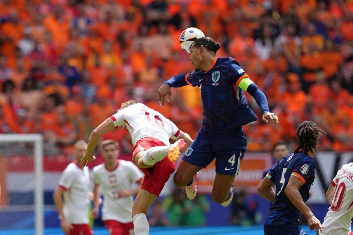 欧洲杯小组赛荷兰逆转波兰，范戴克全场稳健表现鼓舞球迷